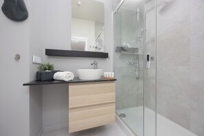 Apartment, 1 Schlafzimmer, Terrasse, Gartenblick | Badezimmer | Dusche, Handtücher