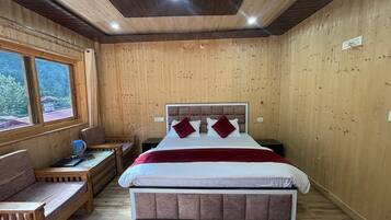 Desk, laptop workspace, iron/ironing board, free WiFi