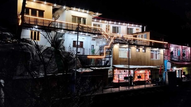 Un edificio de varios pisos con un balcón y una escalera.