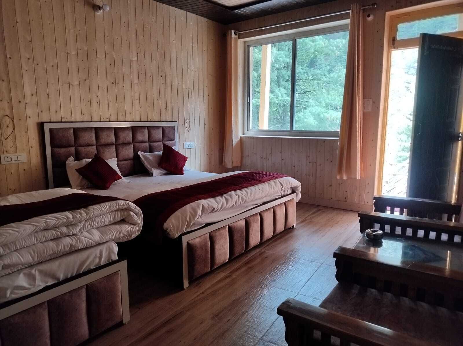 Desk, laptop workspace, iron/ironing board, free WiFi