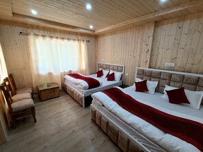Deluxe four bed room | Skrivebord, arbejdsområde til bærbare computere, strygejern/strygebræt