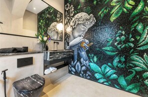 Hair dryer, towels, soap, shampoo - Stylish apartment with WiFi in central London (London)
