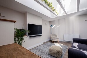 TV - Light and spacious loft apartment in town centre (Bishop's Waltham)
