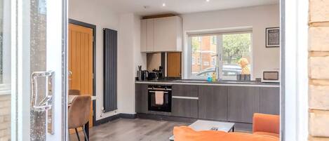 Kylskåp, mikrovågsugn, ugn och diskmaskin