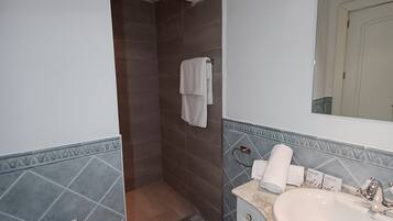 Een douche, een haardroger, handdoeken, zeep