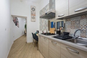 Kühlschrank, Ofen, Herdplatte, Wasserkocher mit Kaffee-/Teezubehör