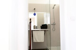 Haartrockner, Handtücher, Seife, Toilettenpapier