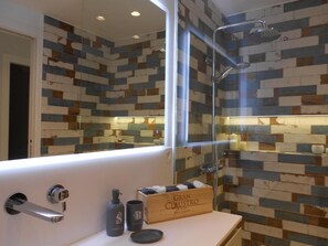 Dusj, hårføner, håndklær og såpe