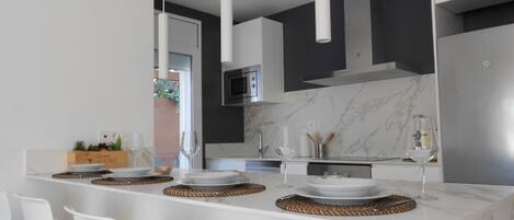 Kjøleskap, mikrobølgeovn, ovn og kokeplater