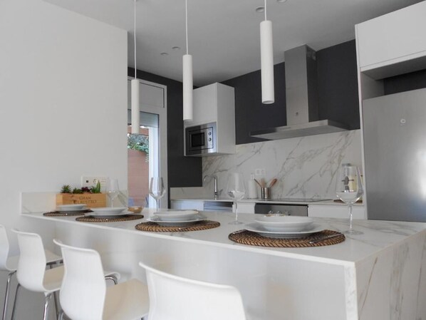 Kühlschrank, Mikrowelle, Ofen, Herdplatte