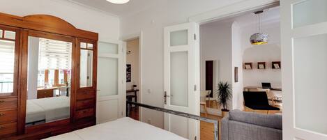 2 dormitorios, escritorio, tabla de planchar con plancha y wifi gratis