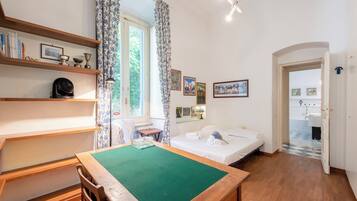 3 kamar tidur, brankas, dan ruang kerja ramah laptop