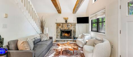 Smart-tv, eldstad och kontor