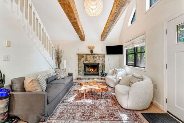 Smart TV, chimenea y oficina