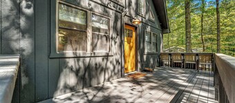 Moon Hill Cabin – Hot Tub, Minimal, String Lights, Fireplace, Cozy