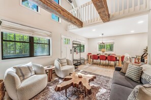 Smart TV, chimenea y oficina