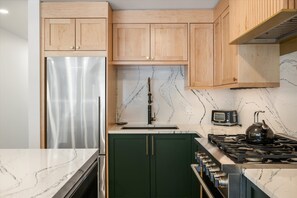 Kjøleskap, mikrobølgeovn, ovn og kokeplater