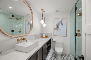 Shower, hair dryer, towels - Le Clairvaux Unit 8 | 2BD Newly Remodeled Condo in Downtown Aspen (Aspen)