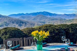 Outdoor dining - Stunning Views: 2 King Suites+Fire Pit+Fast Fiber Optic Internet (Bakersville)