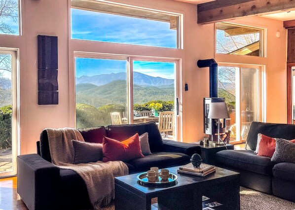 Smart TV, fireplace, video games, DVD player - Stunning Views: 2 King Suites+Fire Pit+Fast Fiber Optic Internet (Bakersville)