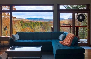 Smart-tv, een open haard, videospelletjes en een dvd-speler