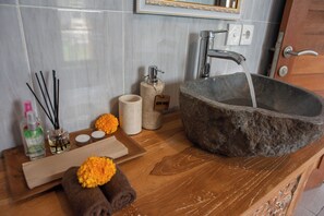 Villa de lujo, 3 habitaciones, alberca privada, vista al jardín | Baño | Regadera, secadora de cabello, jabón, shampoo