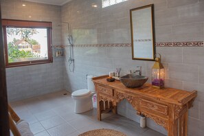 Luxury Villa, 3 Bedrooms, Private Pool, Garden View | Bathroom - Villa Wirada (Ubud)
