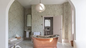 Habitación doble de lujo | Baño | Toallas y papel de baño
