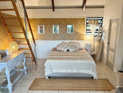 Fare URU BUNGALOW F2 Atypical local style