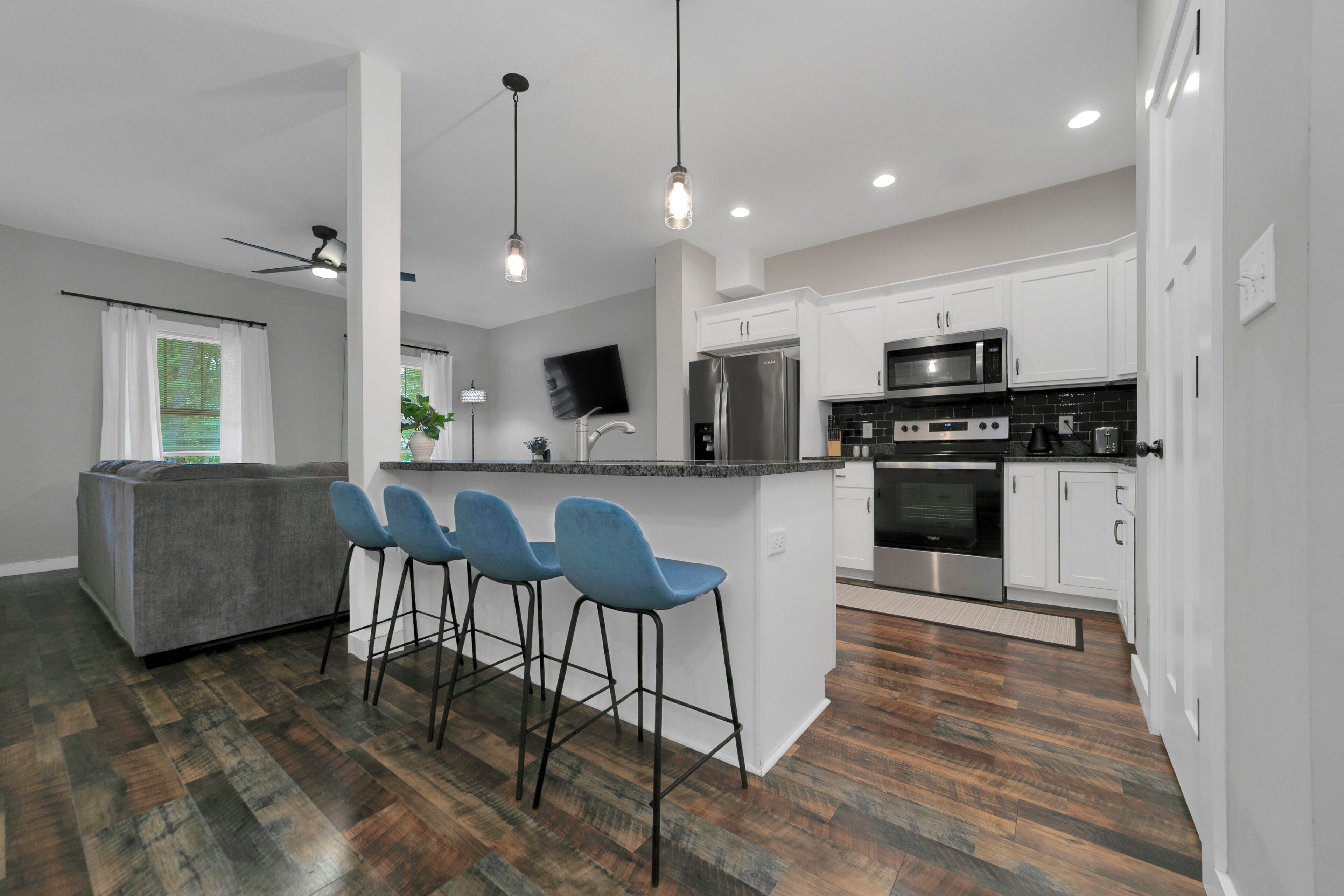 Refrigerador, microondas, horno y parrilla de estufa 