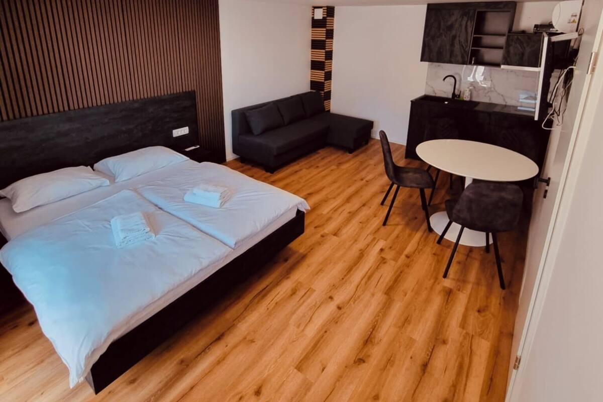 Deluxe Apartment | 3 bedrooms, individually furnished, free WiFi