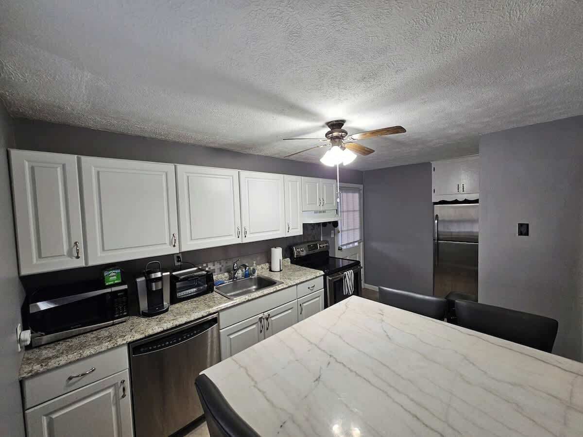 Kjøleskap, mikrobølgeovn, ovn og kokeplater