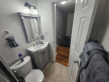 Shower, towels. Private Apartment in Berlin