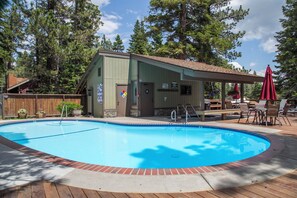 A heated pool - Cozy Cabin/Studio w/ Jacuzzi, Laundry, & Parking (Mammoth Lakes)