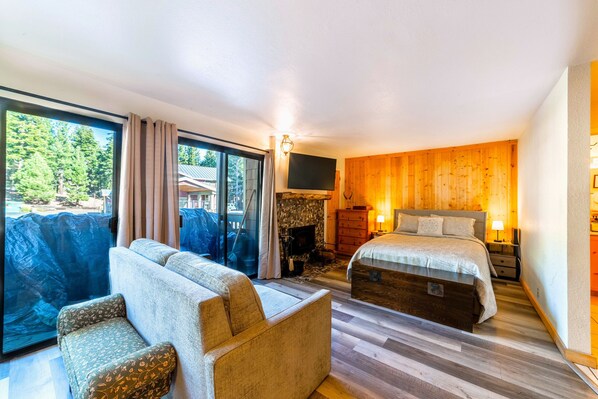 Iron/ironing board, free WiFi, bed sheets - Cozy Cabin/Studio w/ Jacuzzi, Laundry, & Parking (Mammoth Lakes)