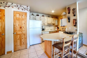 Fridge, microwave, oven, stovetop - Cozy Cabin/Studio w/ Jacuzzi, Laundry, & Parking (Mammoth Lakes)