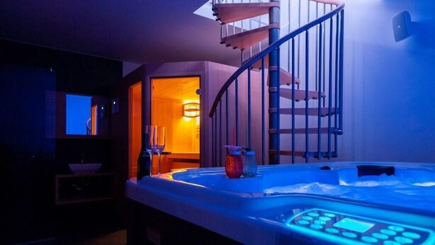 A modern bathroom with a heated floor, a glass shower enclosure, and a visible staircase. - PJ Apartments & Wellness - Hot Tub & Sauna - Free Parking (Cerklje na Gorenjskem)