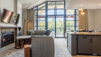 Smart TV, chimenea y libros