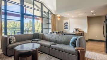 Smart TV, chimenea y libros