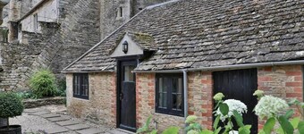 Cozy Beverston Castle Cottage:1 Bed/1 Bath Retreat