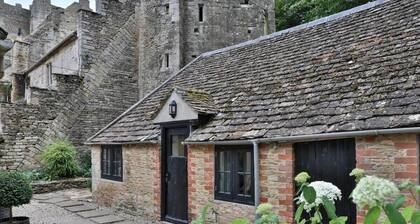 Cozy Beverston Castle Cottage:1 Bed/1 Bath Retreat