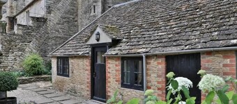 Cozy Beverston Castle Cottage:1 Bed/1 Bath Retreat