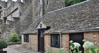 Cozy Beverston Castle Cottage:1 Bed/1 Bath Retreat