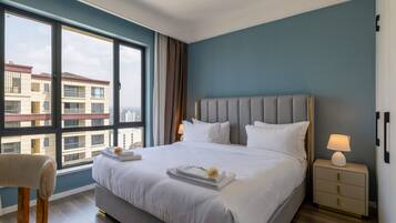 1 soveværelse, pengeskab på værelset, strygejern/strygebræt