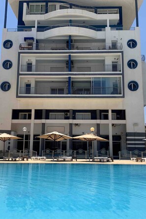 Apartamento, 2 habitaciones, accesible para personas con discapacidad, balcón | Piscina | Una piscina al aire libre