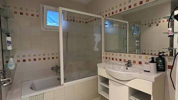 Appartement, 2 chambres, accessible aux personnes à mobilité réduite, balcon | Salle de bain