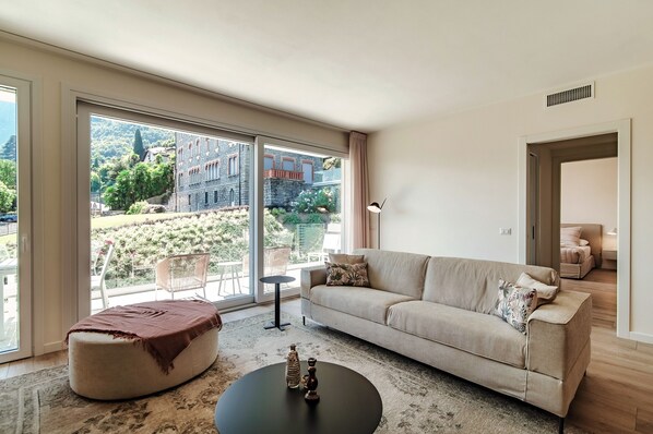 Apartment | Living area | 30-inch TV with digital channels - Casa Sofia (Menaggio)
