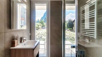 Apartemen | 2 kamar tidur, seprai premium, dan selimut bulu angsa