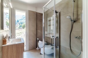 Apartment | Bathroom | Shower, free toiletries, hair dryer, towels
