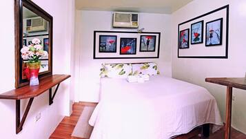 6 bedrooms, iron/ironing board, WiFi, bed sheets